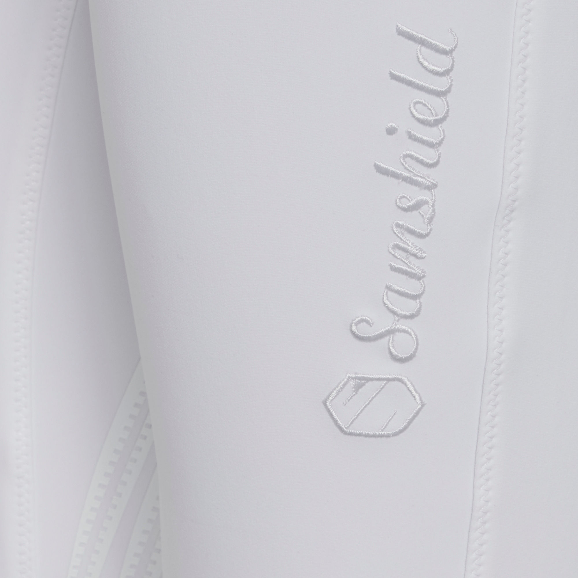 https://www.royalequestrian.co.uk/wp-content/uploads/2023/03/SQUARE_CHLOE_EMBROIDERY_KNEE_GRIP_WHITE_DETAIL-1.jpg